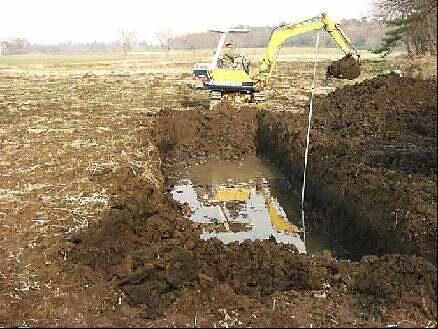 写真：バックホウによる貯水池の掘削