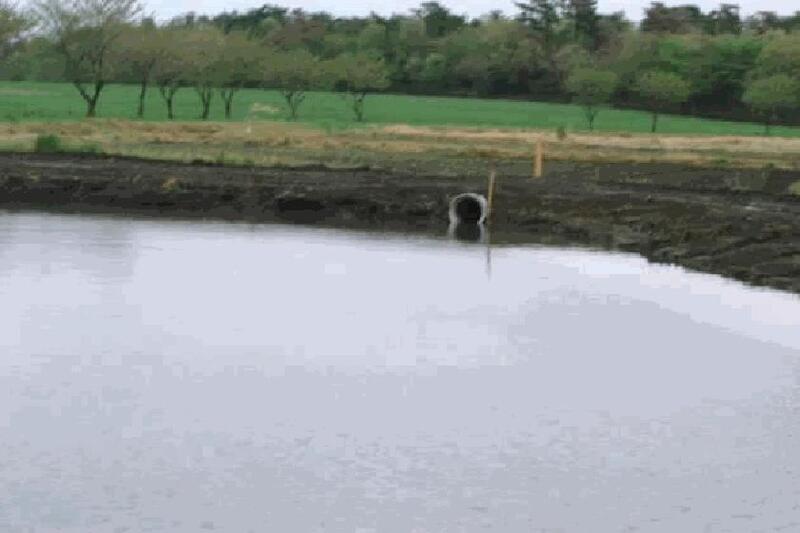 写真：水でいっぱいになった貯水池